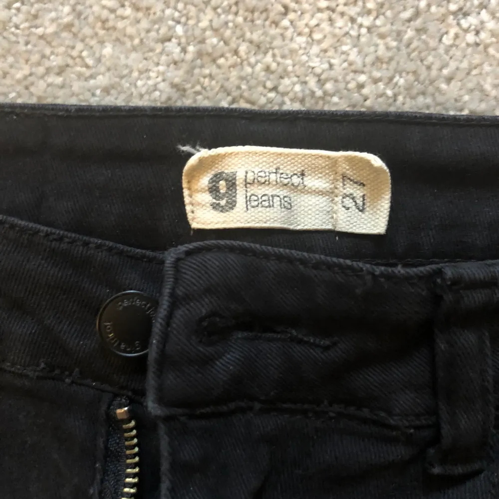Svarta jeans från Gina Tricot i storlek 27 (S). Dom är stretchiga och bekväma jeans som är använda få gånger. Priset kan diskuteras!❤️ . Jeans & Byxor.