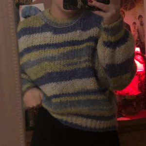 Färgglad stickad tröja - Supermysig färgglad stickad tröja, köpt från monki. Använd ca 2 ggr. 