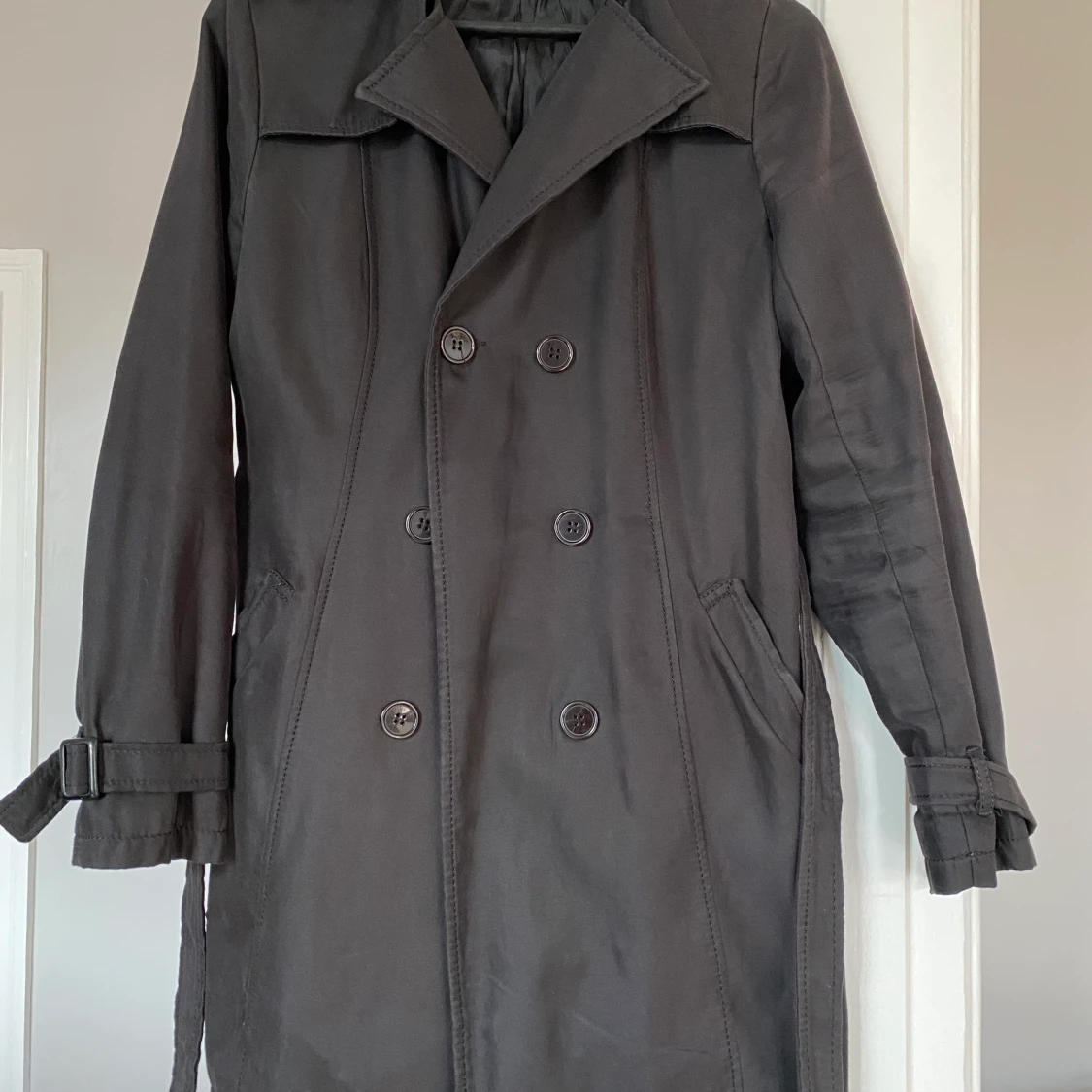 Svart trenchcoat 