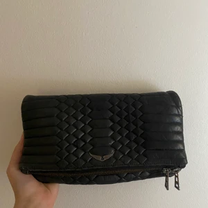 Zadig Voltaire väska svart - Zadig Voltaire väska, svart. Mycket snygg modell. Använd men ser fortfarande fräsch och har formen kvar. Bandet på sista bilden kommer ej med, men passar med vilket annat band som helst.