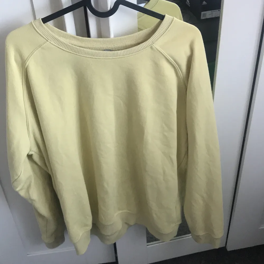 Sälje rmin fina gula sweet shirt från lager 157. Strl L. Säljer då den inte kommer till användning.. Hoodies.