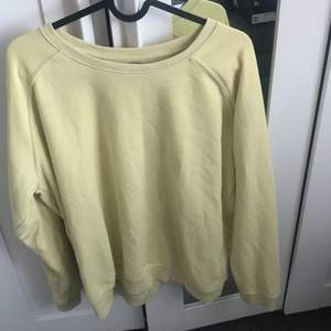 Sälje rmin fina gula sweet shirt från lager 157. Strl L. Säljer då den inte kommer till användning.