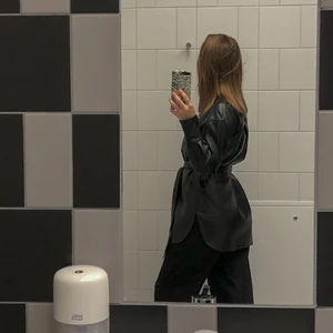 Skinnjacka - Skinnjacka från NAKD i storlek 34!