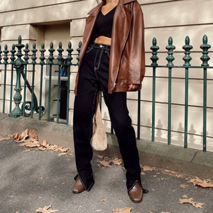 Straight leg with slit - HELY NYA!! Endast testade 1 gång med märket på.Ett par skit snygga jeans köpa från prinsessa polly, långa i modellen och säljer dem då jag är kort. Kostade 600kr och betalade tull för 300kr. 