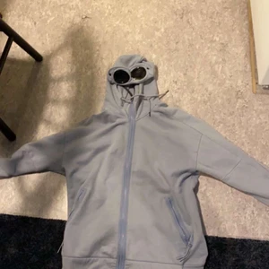 CP COMPANY ZIP HOODIE - En cp company zip hoodie. Så klart äkta skriv vid intresse eller fråger❤️
