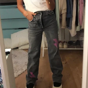 Gråa zara jeans med blixtar  - Säljer dessa gråa zara jeans som jag köpte på Plick för 600kr. Säljer då det inte riktigt är jag. Personen jag köpte av har designat byxorna själv 🤩 