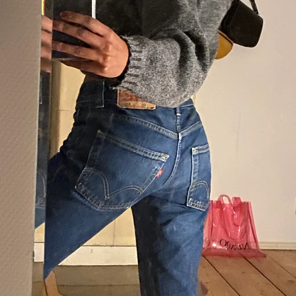 Säljer mina älskade levis i modell 511❤️ sitter low waist och är i perfekt längd på mig som är 167. Jeans & Byxor.