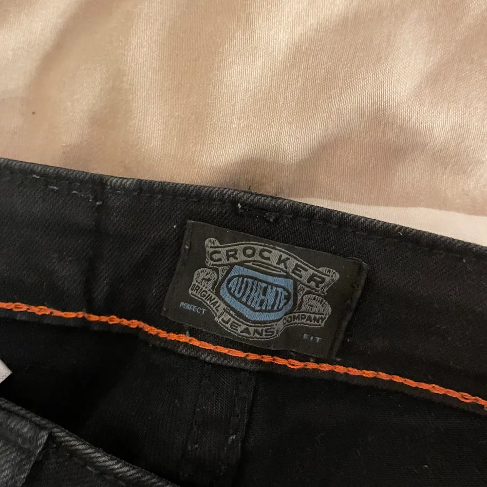 svarta bootcut jeans, försmå för mig därav säljer jag dom.. Jeans & Byxor.