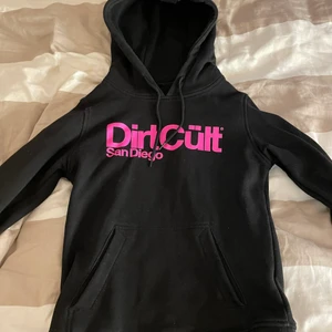 dirtcült hoodie - endast använd en gång, säljer den då den bara ligger i garderoben och aldrig används. nypris 600