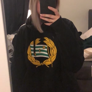 Hammarby hoodie - Svart hammarby hoodie i storlek M från herravdelningen så den sitter rätt oversized på mig. Helt oanvänd