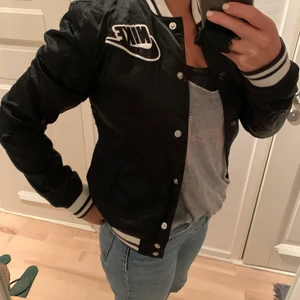 Vintage Nike baseballjacka i storlek s - Snygg Nike vintage jacka i väldigt bra skick 