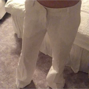 Byxor - HEJSAN!!! nu säljer jag dem här byxorna igen fast åt min kompis💞💞 storlek 34!! Samt dem är oanvända! Köptes för 700kr! Säljer dem för 300kr + frakt!❤️❤️ 