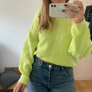 Neon stickad tröja 💛💚 - Cool stickad tröja i en snygg ljusgrön- neon färg! Köpt på chiquelle i modellen Divlin Knit🌟💕