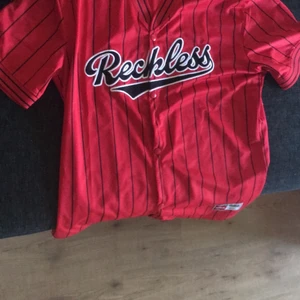 Baseball tröja  - Köpte denna nån gång förra året, dock Aldrig använd så inga täcken på användning    Väldigt snygg till svarta byxor och en svart hoodie 