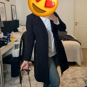 Svart kappa - Jätte fin stilren och elegant kappa. Har dubbletter av denna. Jätte fina om man vill vara basic eller klä upp sig. 