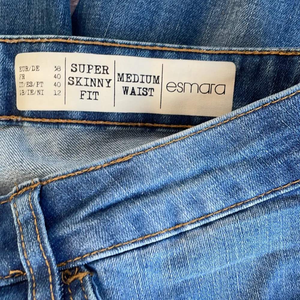 Mörkblåa jeans från esmara. Silver vita metal prickar på fram sidan☺️2 st bakfickor och 2 st fram fickor👍🏻. Jeans & Byxor.