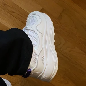 Eytys  - Säljer mina skit snygga eytys. De är helt nya säljer pga fel storlek. Köpta för 2500 mitt pris 1700