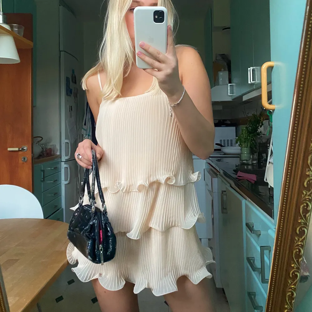 Säljer denna underbara volangklänning i storlek xs i en rosa/beige färg💗 klänningen är som ny!. Klänningar.