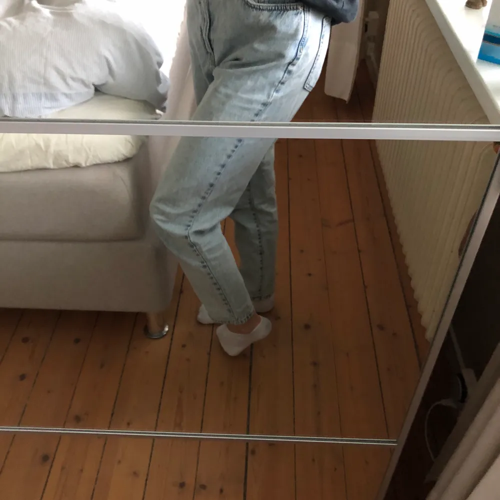 Jeansen sitter som ett par mom jeans, ”pösiga” i benen. Har väldigt hög midja vilket är sjukt skönt. Passar dig som har strl 36. Andvänds inte längre pga att dom inte passar. Bra i kvaliten och inte slita. Sjukt sköna och snygga! . Jeans & Byxor.