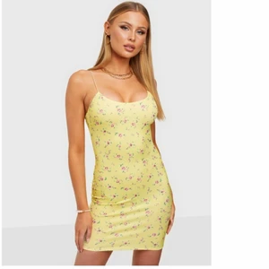 Nelly klänning - Klänning från Nelly som är helt oanvänd. Köpte den för något år sedan men den var lite för liten på mig tyvärr :/ jättefin dock och jag hoppas att någon vill köpa och använda den