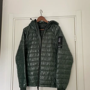 Peak Performance Jacka - Peak Performance Jacka Style: TOMIC L J                                     Skick: 9/10                                                                                 Ordinarie pris: 2200kr Mitt pris: 1100kr                                            Hör av er för bilder, mer info osv!