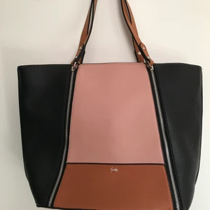 Lycke väska  - Större handväska från Lycke  med plats för det mesta. Flera olika fack med dragkedja 