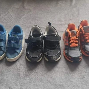 Barnskor strl 20-29 50kr/st - Blå puma strl 28 Svarta kappa strl 20 Grå/oranga Adidas strl 29