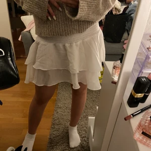 Vit volangkjol  - Jättesöt vit volangkjol i storlek S. Passar perfekt med exempelvis en stickad tröja nu till hösten💕 Köparen står för frakten på 45kr💗