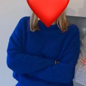 Blå tröja 🦋 - Säljer denna jätte fina stickade tröjan från New Yorker, använd fåtal gånger och säljer pgr av de. Köpt för 250kr för ca 2 år sen💙 Storlek S 