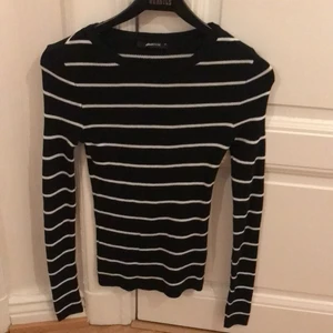 Randig stickad tröja - En randig stickad tröja från GinaTricot i stl. M. Figurnära passform. Köparen står för frakt. Ansvarar inte för postens slarv.