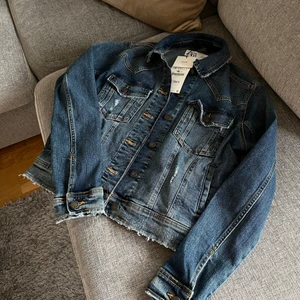 NY jeansjacka från Zara. M - Säljer en ny fin jeansjacka som jag köpte i april 🌸 •Storlek M. Väldigt fin och trendig jacka •Helt ny med lapparna kvar. Zara •Pris: 250 kr. Köpte för 399 kr. 📍Kan mötes upp i Mölnlycke centrum 🚫Djurfritt och rökfritt hem 📬Kan skickas mot fraktkostnad (66 kr)