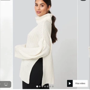Svart stickad overzize mjuk polotröja  - Denna säljer jag fast i SVART hittade ingen bild men det är exakt samma fast i SVART, den är slitsad på sidan hör krage och sååå mjuk och snygg till jeans !!