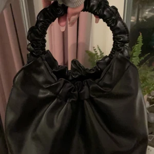 Svart mini väska  - Jätte fin och bra kvalitet svart liten väska. Köpte på Nelly för ungefär 2 år sedan men inte kommit till användning förutom 1 gång. 