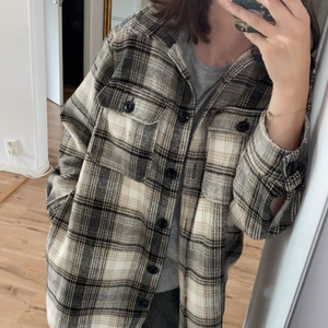 Vår/höst jacka  - En sjukt mysig och snygg vår/höst jacka! Passar till både vardag och finare tillställningar! Mycket bra skick! Storlek XS men jag skulle vilja påstå att den passar alla mellan XS-M, då den är oversized i modellen! 🐻🥰