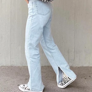 Weekday Rowe split - Rowe jeans med slits super snygga men tycker dom är lite för långa på mig, första bilden är lånad den sista är på mig, jag är 162 typ så om du är lite längre passar dom nog bra dom är i nyskick (kan posta spårbart 66kr)