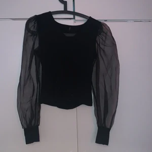 Snygg only tröja  - Tröja från Vera moda! Kommer inte till användning längre och köptes för cirka 250kr. Inte tvättad på ett tag därav dammet! Den är svart och XS men skulle passa S. DMa om mer bilder!💕