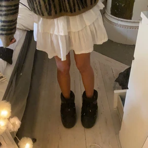 låga moon boots - säljer mina moon boots i storlek 38-40. Köpte förra vintern men endast använda fåtal gånger. Köpt för 1800 kr 