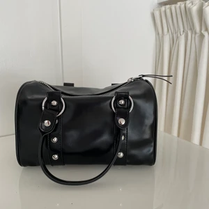 Väska med nitar - Cool svart rymlig väska med nitar, passar verkligen till allt! Säljer igen då förra budgivaren slutade svara, köp endast direkt därför denna gång