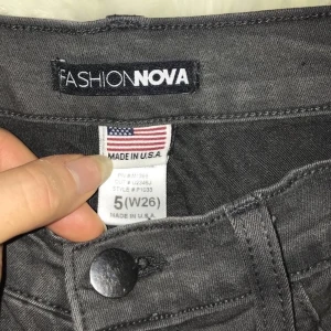 FashionNova grey jeans figursydda - FashionNova figursydda gråa jeans. Skönt ”lent” mer mjukt jeans material till skillnad från standard ”hårt” jeans material. Jag brukar ha svarta tights under när det är kallare väder ute , det är snyggt att ha svart under sen grå jeans utanpå. US size är 5 (W26) vilket motsvarar S till liten M!