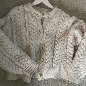 Drömkofta  - Beige kofta i tjockt stickat material så fina stora knappar!! Storlek 38! Nyskick använd 2-3 ggr. 💖💖 Verkligen perfekta stickade koftan!! 