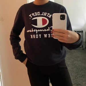 Champion sweatshirt  - En marinblå champion sweatshirt med tryck på. Säljer pga att jag inte använder den, använd fåtal gånger ☺️