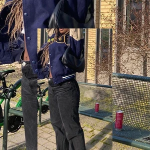 College jacka - As snygg college jacka som knappt är använd Stl:S/M! Perfekt för hösten/ våren