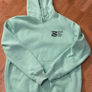 Limegrön Hoodie - köpt på h&m för länge sedan och inte kommit till använding så är nästan i nyskick! väldigt gosig och vibrant grön färg!