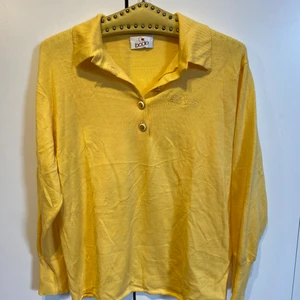 Vintage tröja strl M - Gul vintagetröja med fina knappdetaljer. Storlek M.