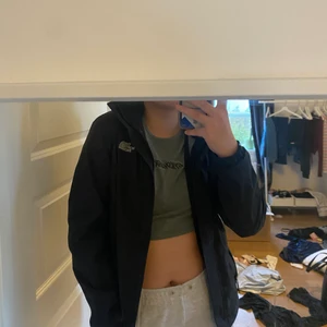 North face regnjacka! - Använd max 5ggr! Ingen skrapa. Köpt på xxl. Säljer för den är alldeles för liten för mig.