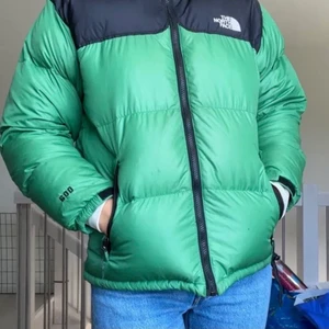 THE NORTH FACE JACKA  - 🚨LÅNADE BILDER🚨 En jättefin grön north face jacka, köpt här på plick. Säljer för att den tyvärr satt lite för stort för min smak. Det är en storlek L i barn men sitter som en XS/S i damstorlek på mig. Skicket enligt första ägaren och mig är bra. Finns dock små defekter här och var men enligt första ägaren och mig är dom knappt märkbara. Skriv till mig för vidare information eller bilder ☺️ köps direkt utan budgivning för 1000kr 💚