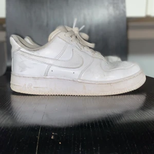 Nike air force man - Nu säljer jag mina Nike air force i storlek 41,5. Dom är använda vilket syns på bilderna. Men ändå i fint skick.       Köparen står för frakten. Och tar endast emot Swish. 