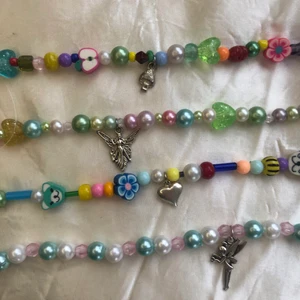 Pärlhalsband med berlocker -  unika pärlhalsband med berlocker i metall🧷🧸 75 kr/st, 2 för 130, 3 för 200💕💚 frakt tillkommer på 12 kr oavsett antal:) kolla gärna in min sida för liknande annonser🌻🌸