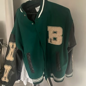 Varsity Jacket - Säljer en jacka som inte används längre. Storlek L