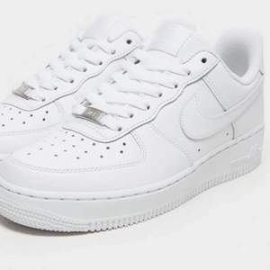 Nike Air Force 1🤍 säljer mina helt sprillans nya Nike Air Force 1 i stl: 39. Säljer på grund utav att dem är förstora för mig. Kom privat för flera bilder och pris kan diskuteras 